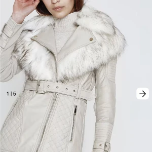 Biker jacket med faux fur - Bikerjacka från River Island med faux fur. I st16. Har använts ett par gånger.