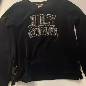 Juice Couture tröja  - Svart Juicy Couture tröja i storlek 12. I sidorna finns små rosetter. Den är använd men inga riktiga defekter💕