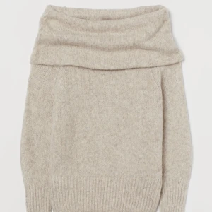 Off sholder tröja - En off sholder tröja från hm! Den är i strl XS men passar S och XXS också skulle jag säga❤️