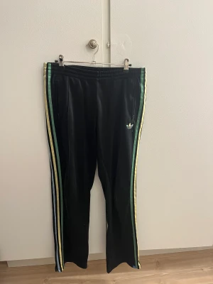 Adidas byxor - Vintage byxor från adidas med stripes i sidorna och snörning i midjan. Skriv för fler frågor eller bilder💞💞