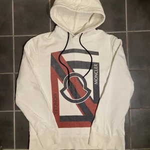 Moncler Hoodie - Storlek: Large Skick: 9/10  Retail: 6000kr  Mitt pris: 2499kr