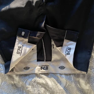Dickies byxor (svarta storlek M/L) - Knappt använda, bra skick. Säljer dom pga att dom är för stora för mig.
