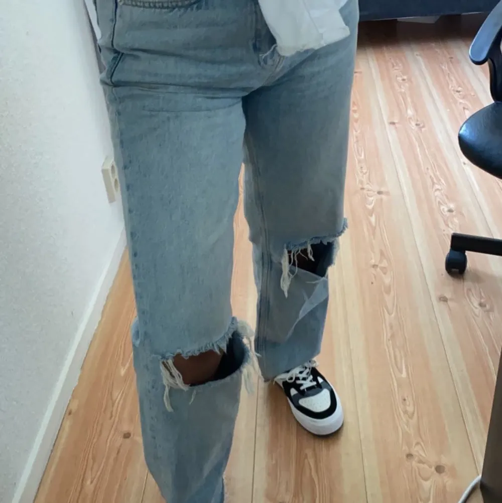 Riktigt snygga jeans från Gina Tricot, har använt 2ggr, Albert för att de är stora för mig . Jeans & Byxor.