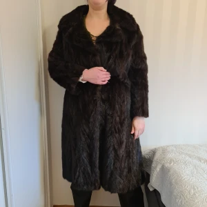 Äkta mink kappa  - Äkta mink kappa köpt på NK köpt ca 1960 talet av min gammelmormor.  Använd fåtal gånger 