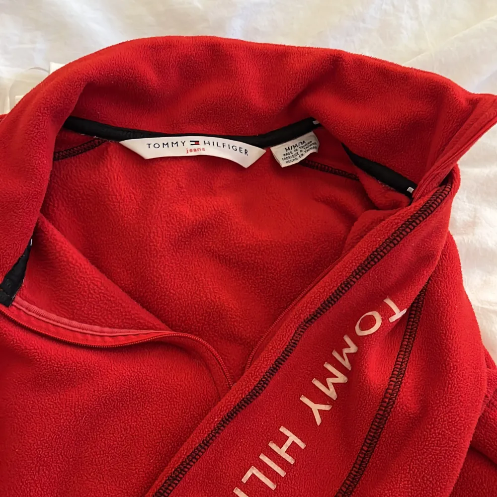 Jättefin röd halv zip tröja från Tommy Hilfiger i storlek M men passar XS. . Stickat.