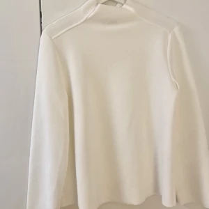 Vit zara topp  - • Ursprungspris: 300:-  • Aldrig använd   