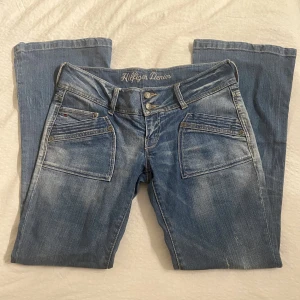 Lågmidjade jeans - Säljer dessa asballa lågmidjade bootcut jeansen från Tommy hilfiger eftersom de tyvärr är för små för mig :/ jättefint skick!💕