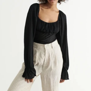 Svart Topp - Säljer den svarta toppen på bilden, helt ny med tagg kvar. Storlek L. Köpt från Gina Tricot för 279kr säljs för 90kr. Fraktas på köparens bekostnad 