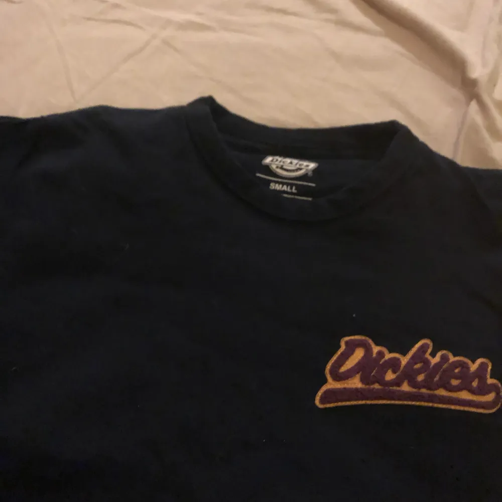 Cool dickies tröja med vintage stil. Säljer då den är för liten. T-shirts.