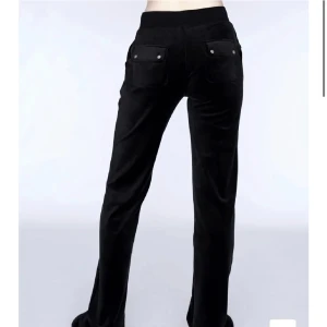 Juicy couture byxor  - Helt ny och inte använd alls! Står storlek xs men är liten i storleken så jag skulle säga att den sitter som xs-xxs. Är 165 och byxorna går hela vägen ner till marken 💕 