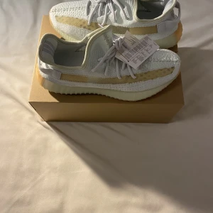 Adidas Yeezy Boost 350 V2 ”Hyperspace” - Hej! Jag säljer ett par helt nya Yeezy Boost 350 V2 ”hyperspace” I storlek  45 1/3 för 3000kr Ink frakt 👽  Fraktar samma eller dagen efter betalning 🚚  Skriv gärna vid frågor❤️