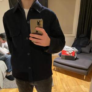 Säljer en navy overshirt i storlek S från uniqlo. Den är i nyskick och använd 2 gånger. Kom dm för fler bilder eller frågor.