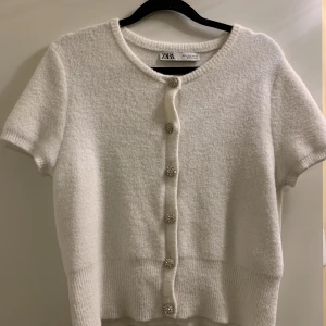 Kofta från zara - Vit kofta från zara med guldiga diamant knappar. Storlek L men passar även S/M