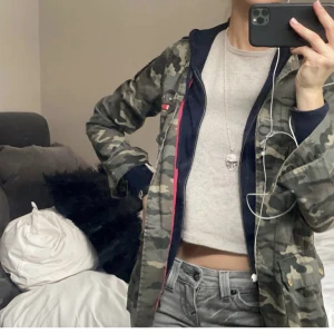 Grön jacka  - Snygg jacka med fina detaljer från softgrey i storlek 38! Man får plats med både tjocka och tunna kläder under. Säljer den då den tyvärr inte kommer till användning längre🫶