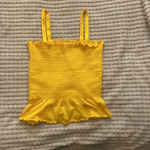 Linne - väldigt fint gult volanglinne som nästan aldrig användts. Jättefin nu till sommaren☀️