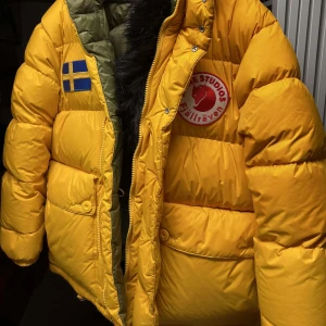 Acne Studios x Fjällräven jacka - Acne Studios x Fjällräven vinterjacka. Knappt använd i mycket fint skick. Storlek S/M 