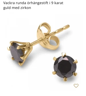 Guldörhängen, 9 karat - Örhängen: Örhängestift Ädelmetal: 9 Karat Guld Yta: Blank  Slipning: Facettslipad Färg: Svart Sten: Zirkon  Diameter: 5,6 mm  Kvitto finns.