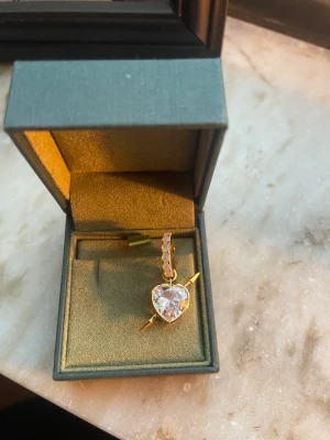 Örhänge  - köp direkt för 800! Jättefint örhänge i nyskick!❤️ örhänget är inte från Maria nilsdotter men det ser exakt likadant ut❤️ 