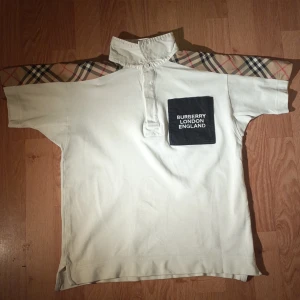 Burberry T-shirt - Säljer för att den har blivit för liten. För 12 år eller 152 längd