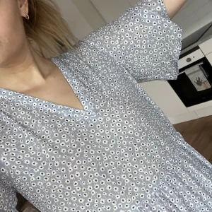 Klänning midi - Fantastisk klänning. Tunnt tyg. Stor i storlek. Ljusblå. Sista bilden är mer sann i färg!🌸