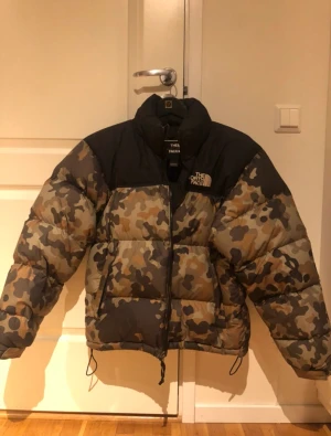 THE NORTH FACE 1996 Camo puffer - THE NORTH FACE 1996 Camo Retro Nuptse Jacket. Varan är använd men i mycket bra skick. Vid frågor eller fler bilder är det bara att fråga!