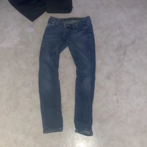 Lågmidjade jeans - Lågmidjade jeans som är köpta på secondhand aldrig använda då dom var för små
