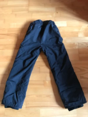 Svarta termobyxor  - Snygga lagom tjocka termobyxor till skidresan. Mycket obetydligt använda. Storlek 146 som kan jämföras med XXS