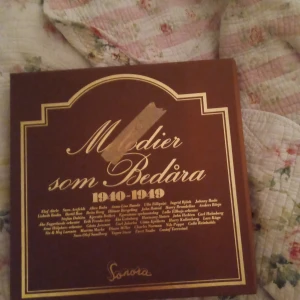 Album melodier som bedårar 1940-1949.LP vinyl 33 . - Album melodier som bedårar 1940-1949.LP vinyl 33 skivor ligger i sin kartong och inget slitage finnes som nyskick .hämtas i Skene alt skickas o köpare betalar frakten o Swishbetalning tillämpas alt kontant betalning .
