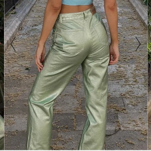 Gröna metallic byxor - Gröna metallic byxor från NAKD! As balla🥳 Endast använda 2 gånger!💕  Hör av dig ifall fler bilder behövs! Pris kan diskuteras😄