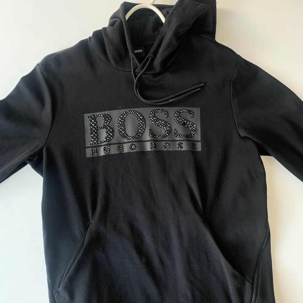 Svart Hugo Boss hoodie i storlek L. Skick 9/10. Nypris 2000 kr.. Hoodies.