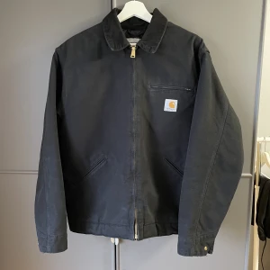 Carhartt Detroit jacka  - Carhartt Detroit Jacka. Fet jacka som är varmare än vad den ser ut, funkar till vintern. Storlek M men sitter oversized och boxigt - så passar mer som L. 
