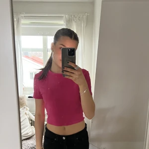 Rosa T-shirt  - Rosa T-shirt från zara i storlek s.