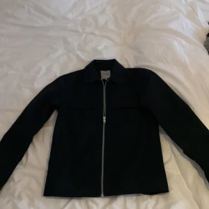 Elvine overshirt - Skit snygg overshirt  Använd 1-2 gånger  Skick 10/10  Nypris 1299kr 