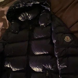 Moncler Maya jacka  - Moncler maya i väldigt bra skicka Moncler maya i färgen navy. Size 2 sitter som S/M. Köpt av återförsäljare för några månader sedan. Bild på kvitto finns. Det billigare priset pga att det är en lite äldre modell. Ser dock exakt ut som den nyaste modellen.