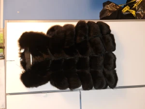 ÄKTA PÄLS VÄST  - Svart äkta pälsvest i storlek xxL, dock är den liten i storleken så funkar även för L/M,  är använd 2 gånger och säljer den bara då jag inte har haft någon användning av den. Den går att stänga och har två osynliga fickor på siderna.