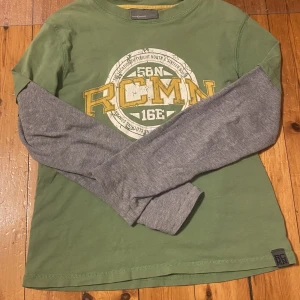 Grön/grå lång ärmar tröja - Passar som xs, ganska bra skick. Tryck inte på köp nu!!!