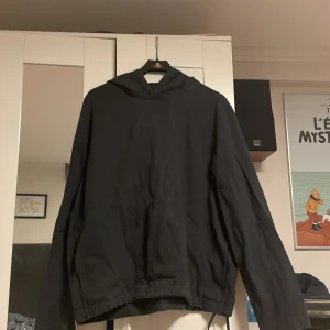 Cos Denim hoodie - Har använts en del men har inga hål! Är förövrigt i bra skick 