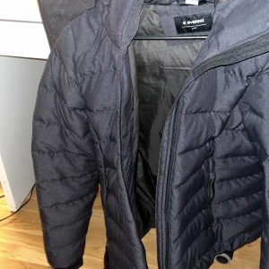 Jacka - Perfekt skidjacka , eller höst/vårjacka. Ganska varm och tjock, tål regn bra. Ordpris ca 899kr. Mörkgrå/svart färgad. Passar S/M