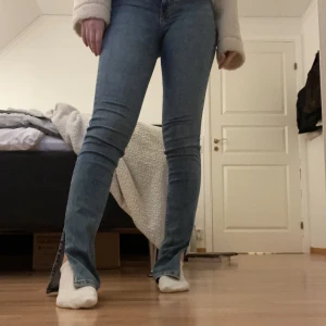 Jeans - Super snygga jeans med slit från zara. Stl 34 men passar mig som har S/36 i underdel då de är så pass stretchiga. Sitter super skönt och snyggt på. Är 166cm