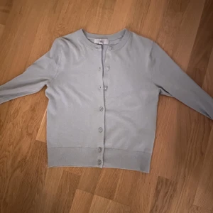 Grå grön kofta  - Säljer den här grå gröna koftan från hm. Jag tror original pris var 200 kronor. Jag har aldrig andvänt den. Köparen står för frakten. Tröjan är som ny. 