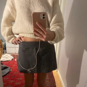 Kort kjol - Super snygg kjol från zara. Funkar att ha med ett par strumpbyxor nu på vintern. Vet inte vilken storlek den är då jag klippt bort lappen. Jag skulle säga att det är en s-m