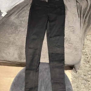 PIECES byxor - PIECES byxor/jeans. Köpt pris 399kr