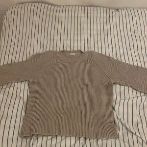 Stickad tröja  - Stickad beige tröja från Filippa K. Den är i bra skick. Använt under några år. 