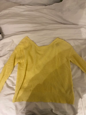 Stickad tröja - Superfin tröja med öppen rygg, storlek S. Köpt på Sandelins, från märket bubbleroom. Köpt för 400kr säljer för 100kr