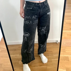Håkan-jeans - Säljer mina älskade hemmadesignade Håkan-levis. Perfekta till Ullevi i sommar! Fyllda med Håkan-citat och referenser<3 jag är 161 och har vanligtvis storlek M. Skrivet med textilpenna så går ej bort i tvätten 