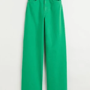 Nya jeans  - Säljer mina helt nya jeans från H&M då det inte är min stil längre. Stl. 36 och använda en gång. (Inte mina bilder) 