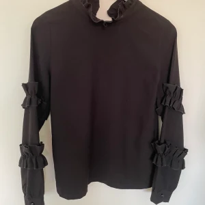 Svart blus  - Svart blus från Navy London med fina detaljer! Stl S, pris 70kr