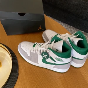 Jordan 1 Mid ”Grey Green” - Skick 8/10, inte använt särskilts mycket. Verifierad av Stockx 100 riktigt, ni får även med taggen i köpet. (Avklippt) Samt Jordan boxen såklart. Gratis frakt. 