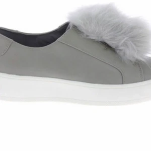 Steve Madden sneaker - Fina gråa Steve madden sneakers med fluffiga bollar