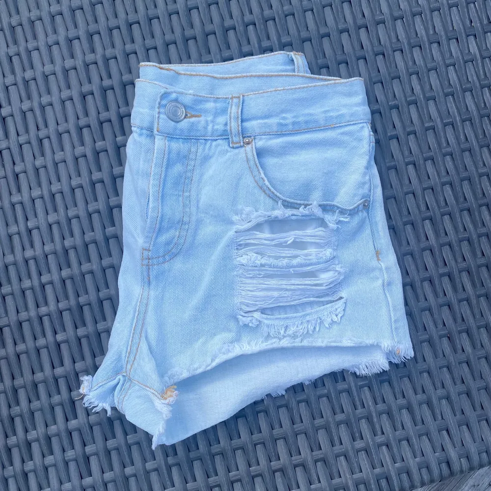 Low waist jeansshorts med ljusblå tvätt, slitningar på båda sidor. Strl.S😇 Från Bikbok, nästan aldrig använda💞💞Mötes upp eller frak på 45kr eller 66kr spårbar frakt. Shorts.